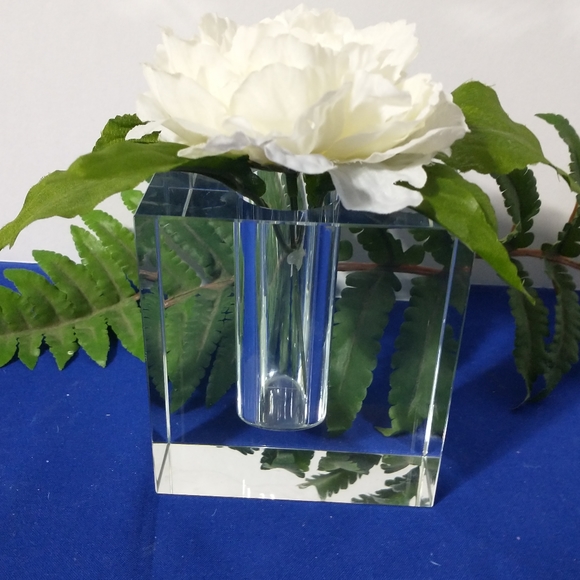 Acrylic Vase Urban Trendy 4.5" x 4" - Picture 4 of 9